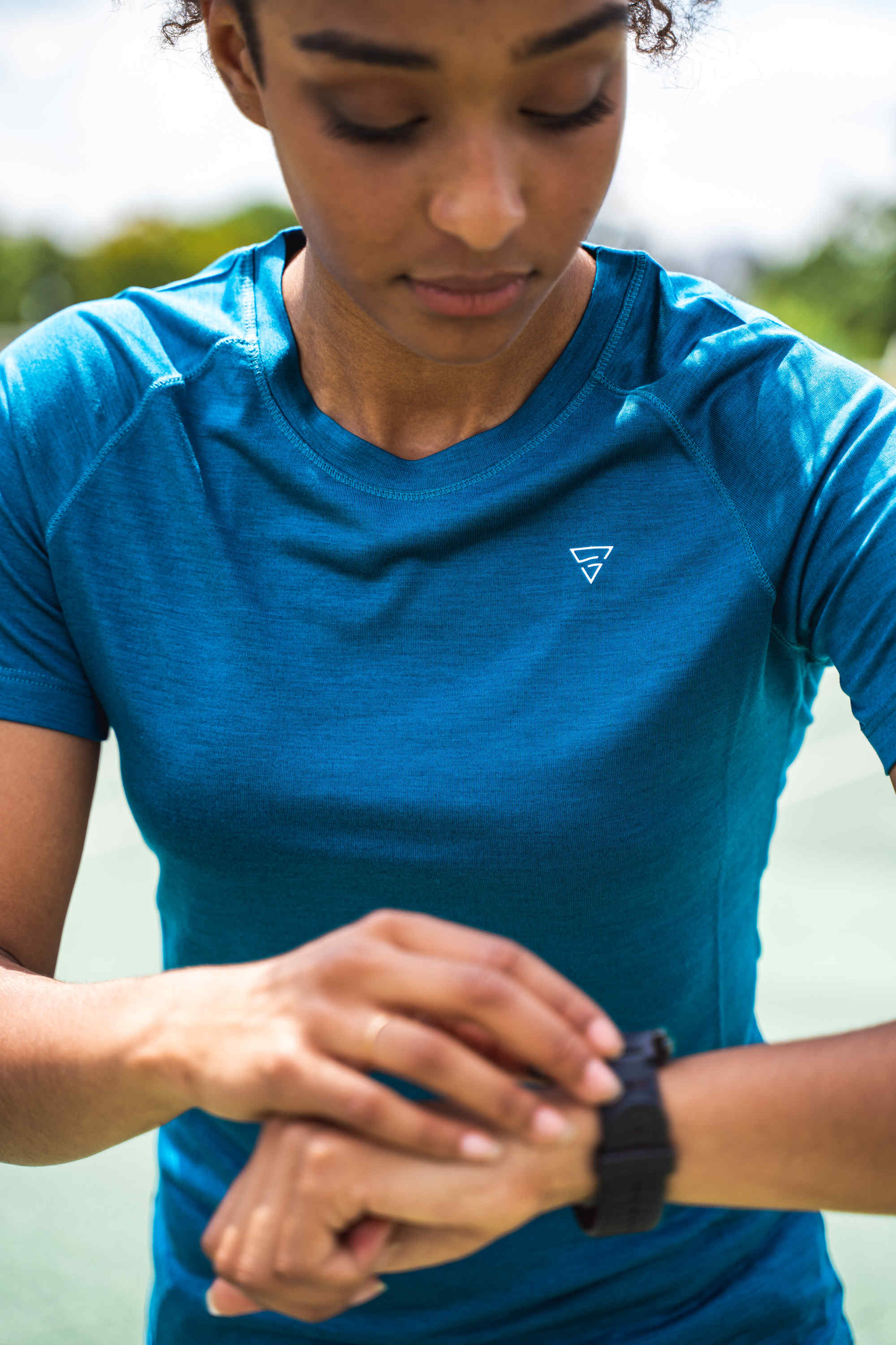 t shirt saturne tencel bleu paon zoom